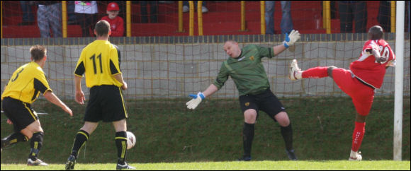 Anthony Thomas scores the winner for Hemel