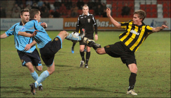 Will Morford and Worcester Captain Ryan Clarke show elegant poise to challenge for the ball