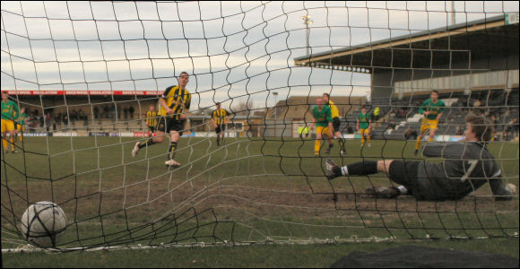 Lee Smith scores from the penalty spot